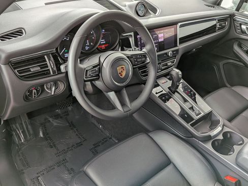 Certified 2025 Porsche Macan AWD/4WD image 4