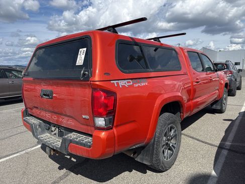 Used 2017 Toyota Tacoma TRD Sport AWD/4WD image 5