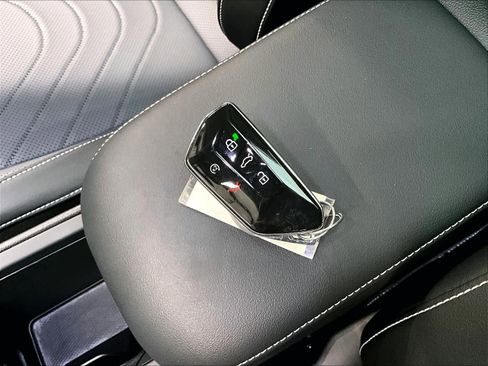 Certified 2025 Volkswagen Tiguan SE w/ Panoramic Sunroof Package image 13