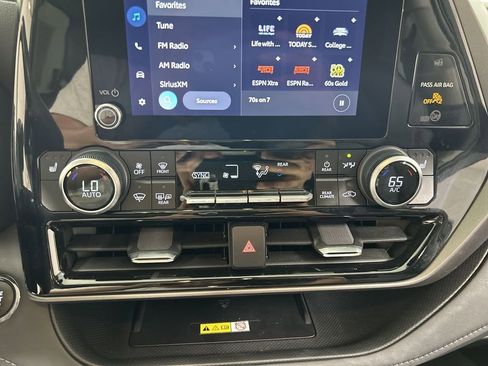 Used 2023 Toyota Highlander XLE AWD/4WD image 16