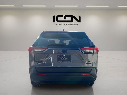 Used 2021 Toyota RAV4 LE image 4