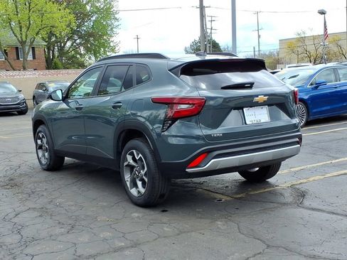 Used 2025 Chevrolet Trax LT FWD image 5