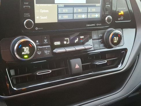 Used 2022 Toyota Highlander LE image 16