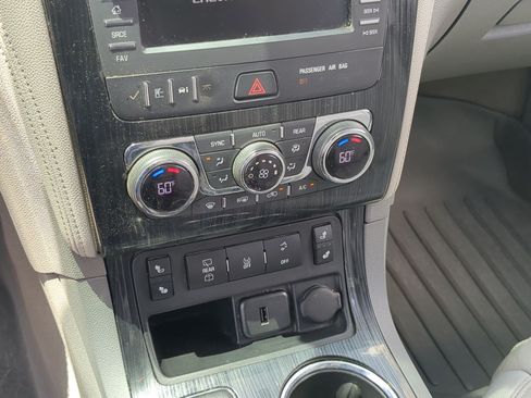 Used 2017 Chevrolet Traverse LT FWD image 16