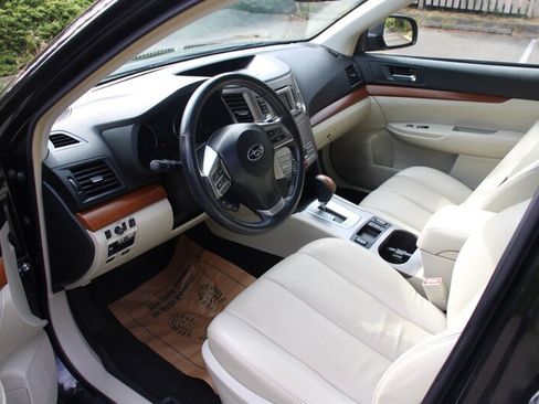 Used 2014 Subaru Outback 2.5i Limited w/ Moonroof Package AWD/4WD image 5