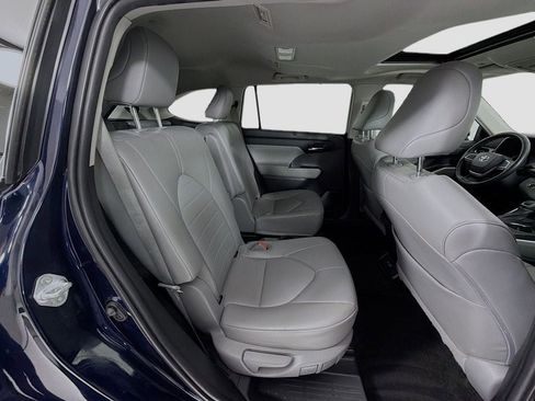 Used 2022 Toyota Highlander XLE AWD/4WD image 29
