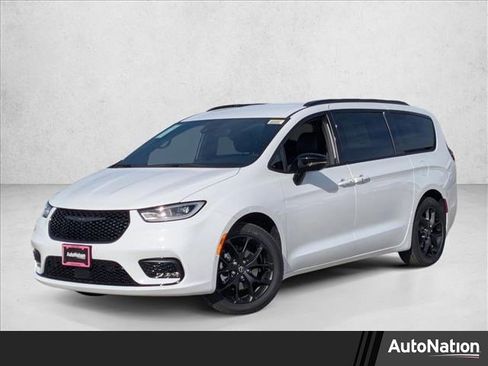 New 2026 Chrysler Pacifica Select image 1