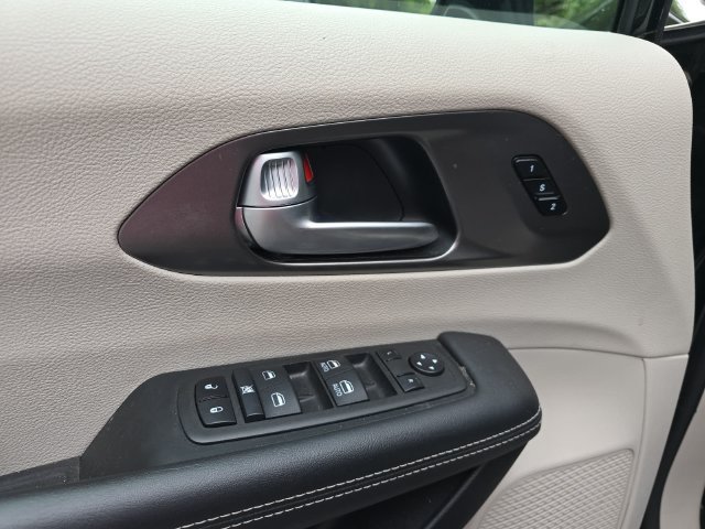 Used 2024 Chrysler Pacifica Touring-L FWD image 22