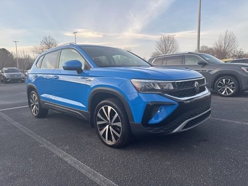 Used 2023 Volkswagen Taos SE w/ Panoramic Sunroof Package image 6