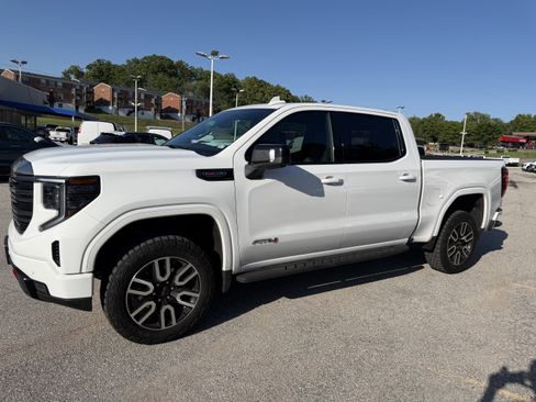 Used 2024 GMC Sierra 1500 AT4 w/ Technology Package AWD/4WD image 3