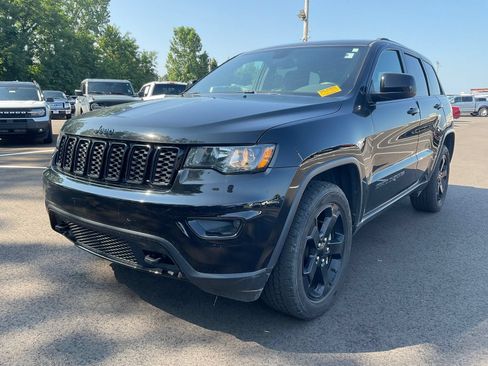 Used 2020 Jeep Grand Cherokee Laredo AWD/4WD image 2