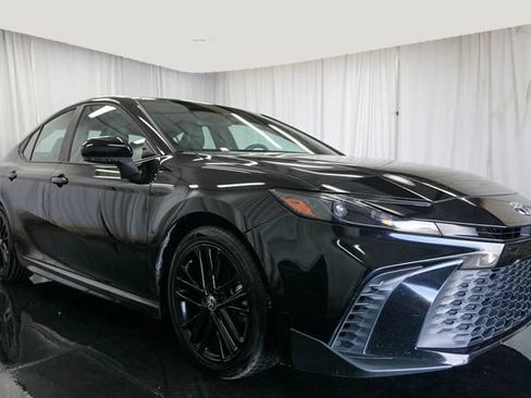 Used 2025 Toyota Camry SE FWD image 2
