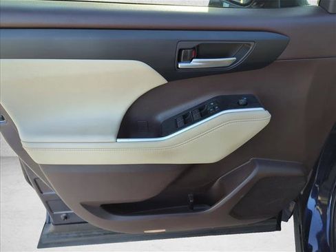 Used 2021 Toyota Highlander XLE image 7