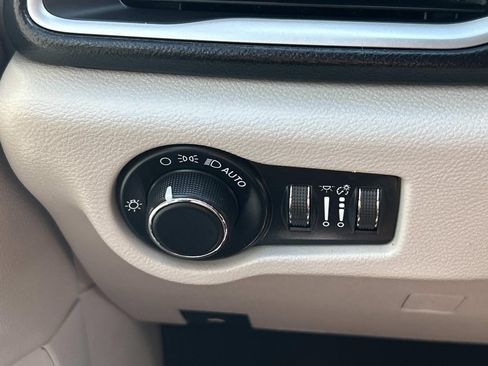 Used 2020 Chrysler Voyager Lxi FWD image 36