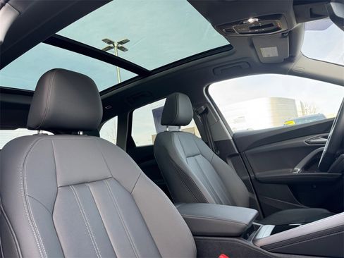 Used 2025 Audi Q5 Premium w/ Convenience Package image 21