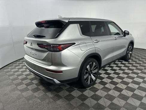 Used 2025 Mitsubishi Outlander SE FWD image 8