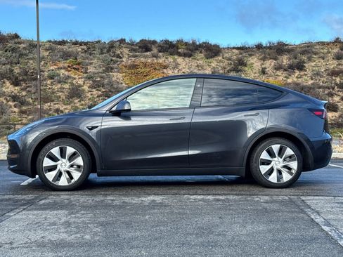 Used 2024 Tesla Model Y 2WD image 9