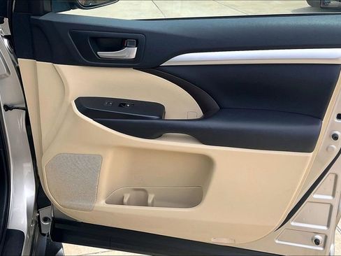 Used 2016 Toyota Highlander XLE FWD image 24