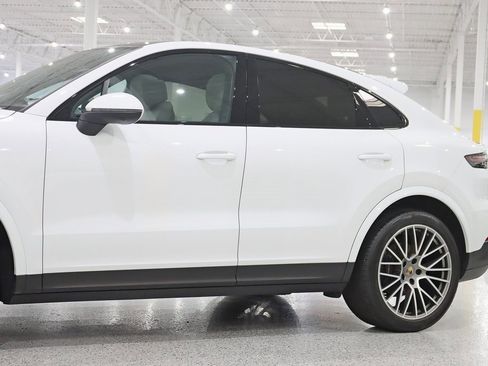 Used 2023 Porsche Cayenne Platinum Edition image 3