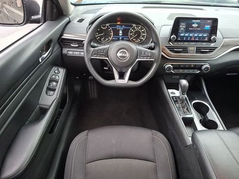 Used 2024 Nissan Altima 2.5 SV FWD image 11