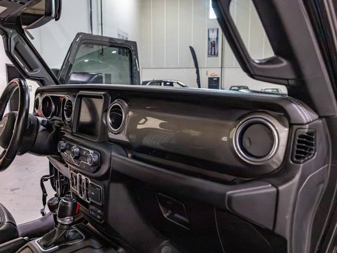 Used 2019 Jeep Wrangler Unlimited Sahara AWD/4WD image 30