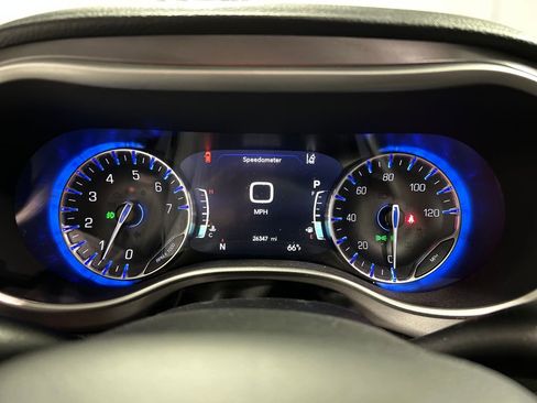 Used 2025 Chrysler Pacifica Select w/ Uconnect Theater Family Group FWD image 16