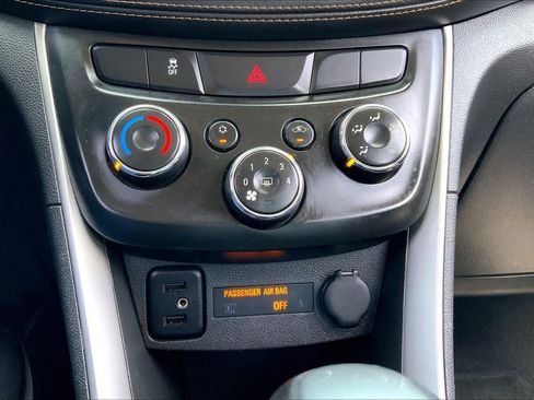 Used 2017 Chevrolet Trax LT w/ LT Convenience Package FWD image 34