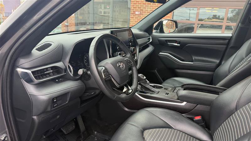Used 2021 Toyota Highlander XSE FWD image 30