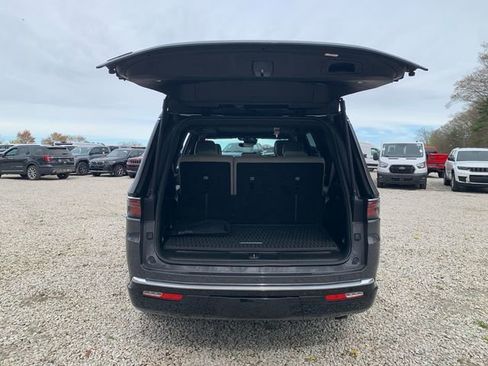 Used 2025 Jeep Wagoneer 4WD w/ Premium Group I image 12