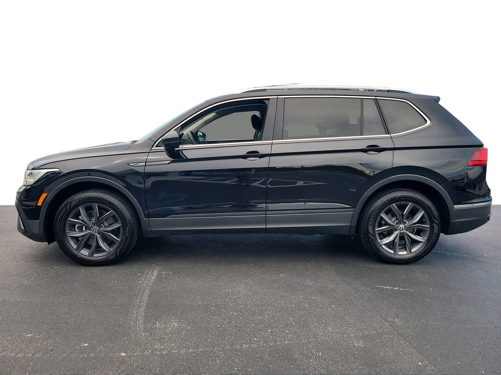 Used 2023 Volkswagen Tiguan SE FWD image 5