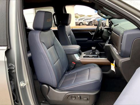 Certified 2025 Chevrolet Silverado 1500 High Country w/ Technology Package image 8