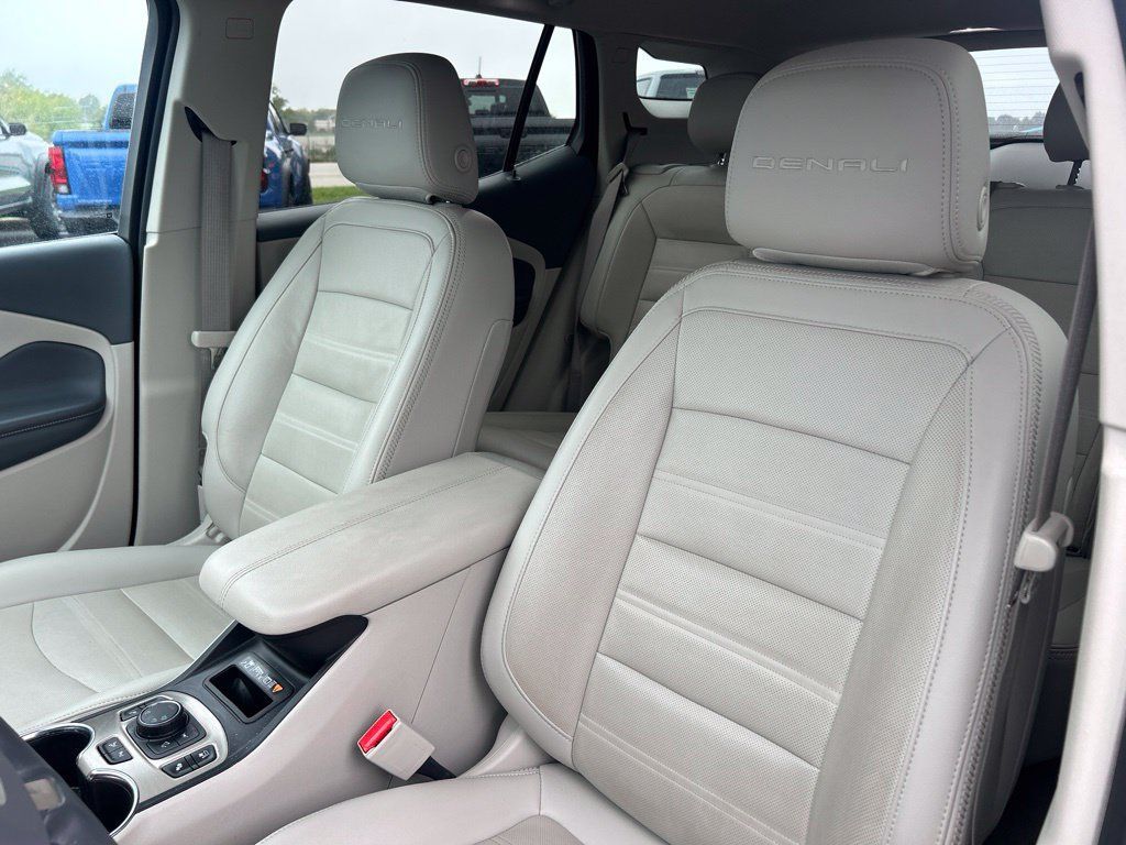 Used 2023 GMC Terrain Denali w/ Denali Premium Package AWD/4WD image 16