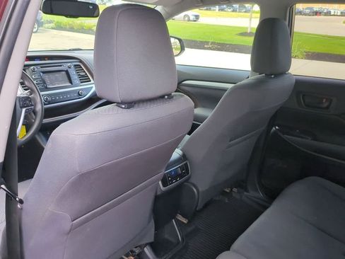 Used 2019 Toyota Highlander LE AWD/4WD image 17