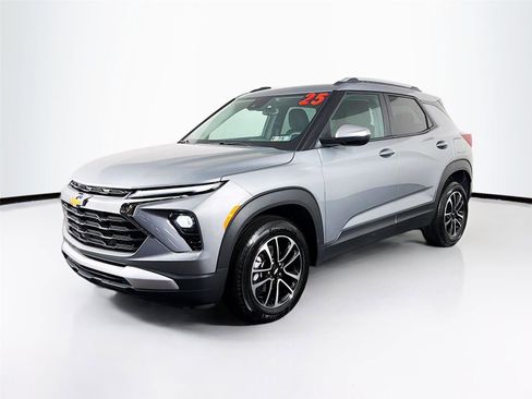 Used 2025 Chevrolet TrailBlazer LT AWD/4WD image 3