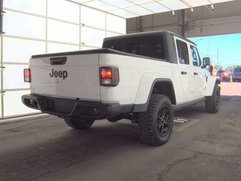 Used 2021 Jeep Gladiator Willys AWD/4WD image 2