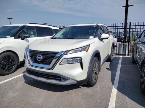 Used 2023 Nissan Rogue SV w/ SV Premium B Package FWD image 3