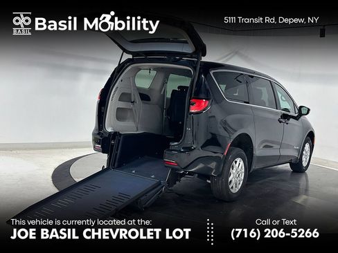 Used 2024 Chrysler Pacifica Touring-L FWD image 1