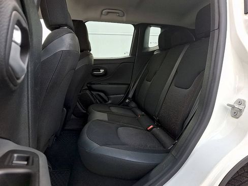 Used 2023 Jeep Renegade Latitude AWD/4WD image 10