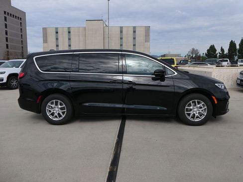 New 2026 Chrysler Pacifica Select FWD image 2