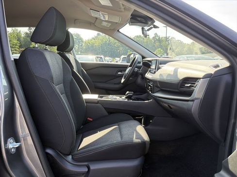 Used 2025 Nissan Rogue SV FWD image 18