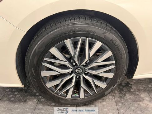 Used 2025 Nissan Altima 2.5 SV FWD image 18