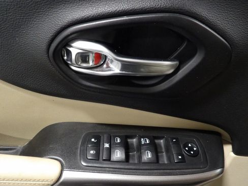 Used 2019 Jeep Cherokee Latitude w/ Cold Weather Group image 8