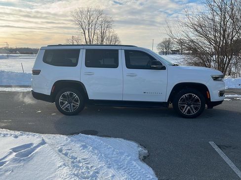 Used 2024 Jeep Wagoneer Series II w/ Flexible Seating Group image 7