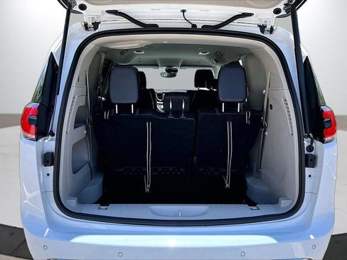 Used 2024 Chrysler Pacifica Touring-L FWD image 25