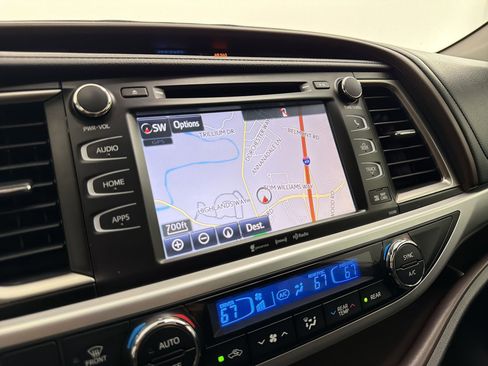 Used 2019 Toyota Highlander XLE FWD image 24