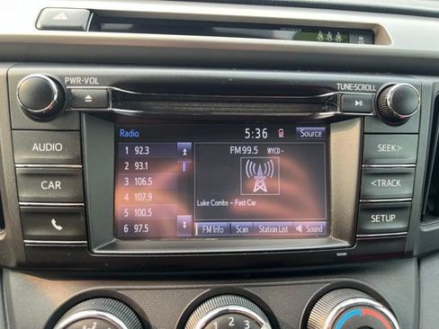 Used 2018 Toyota RAV4 LE AWD/4WD image 24