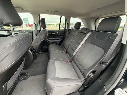 Used 2023 Jeep Grand Cherokee Laredo AWD/4WD image 19