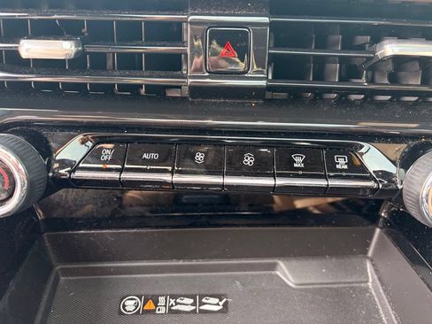 Used 2025 Chevrolet Suburban High Country AWD/4WD image 24