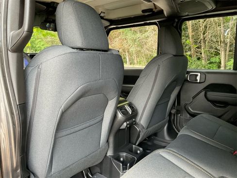 New 2025 Jeep Gladiator Sport image 23