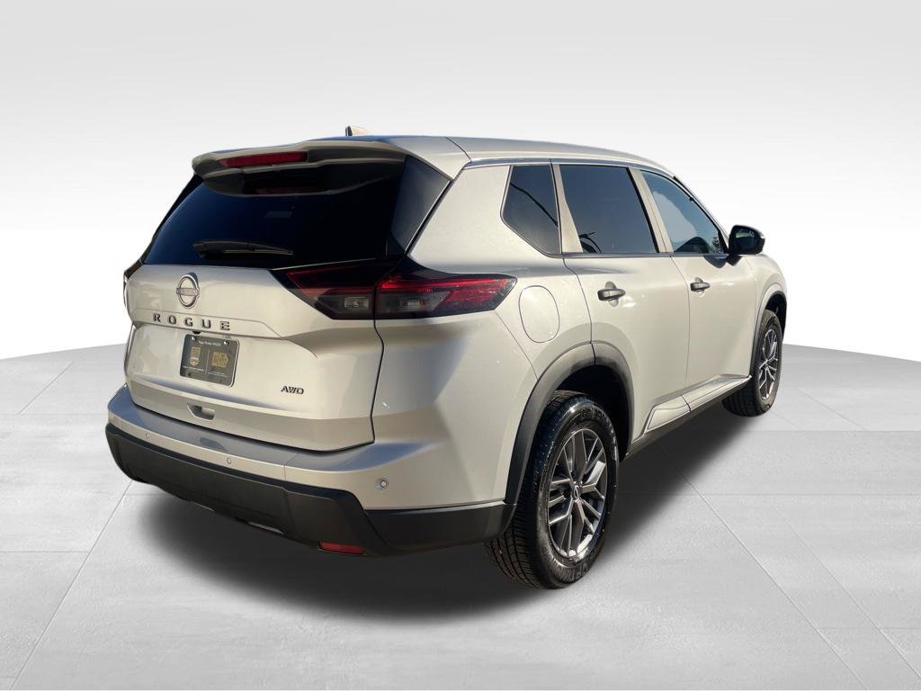 Used 2024 Nissan Rogue S AWD/4WD image 5